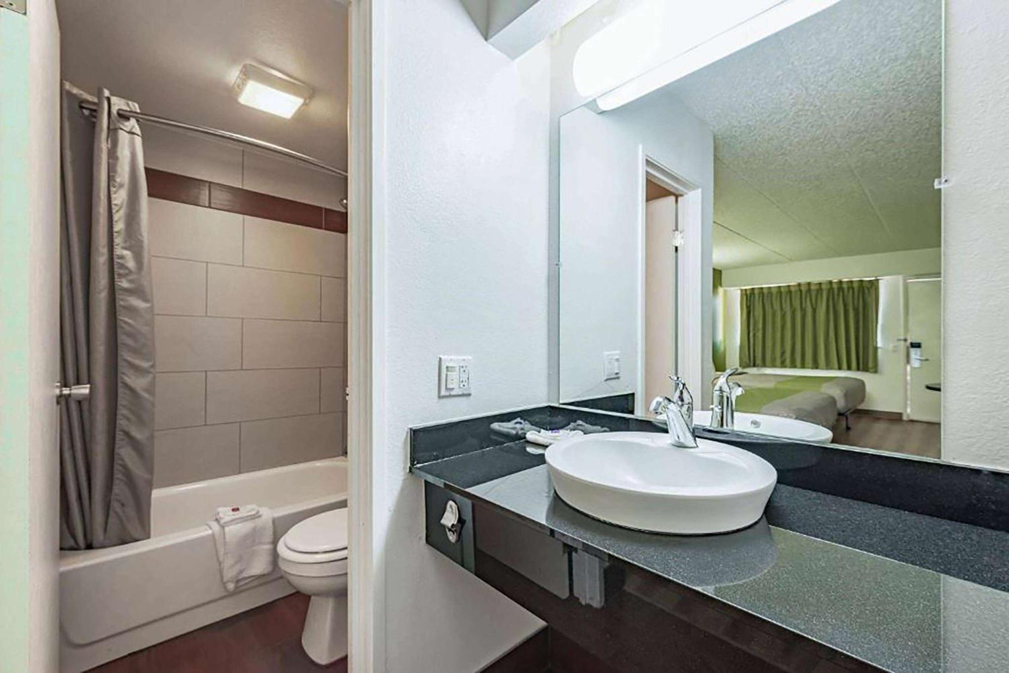 Days Inn By Wyndham Cincinnati I-71 Silverton Eksteriør bilde