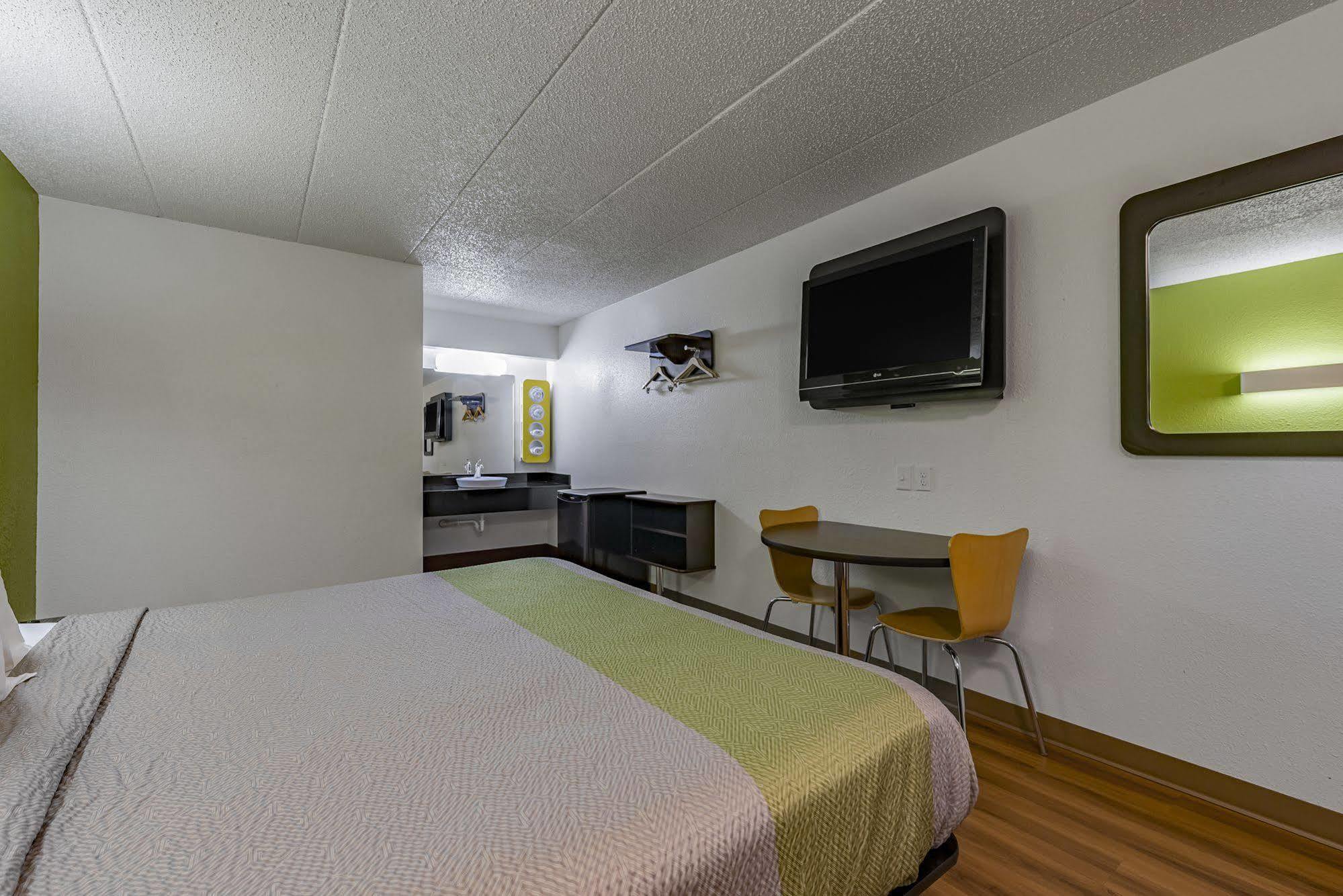 Days Inn By Wyndham Cincinnati I-71 Silverton Eksteriør bilde