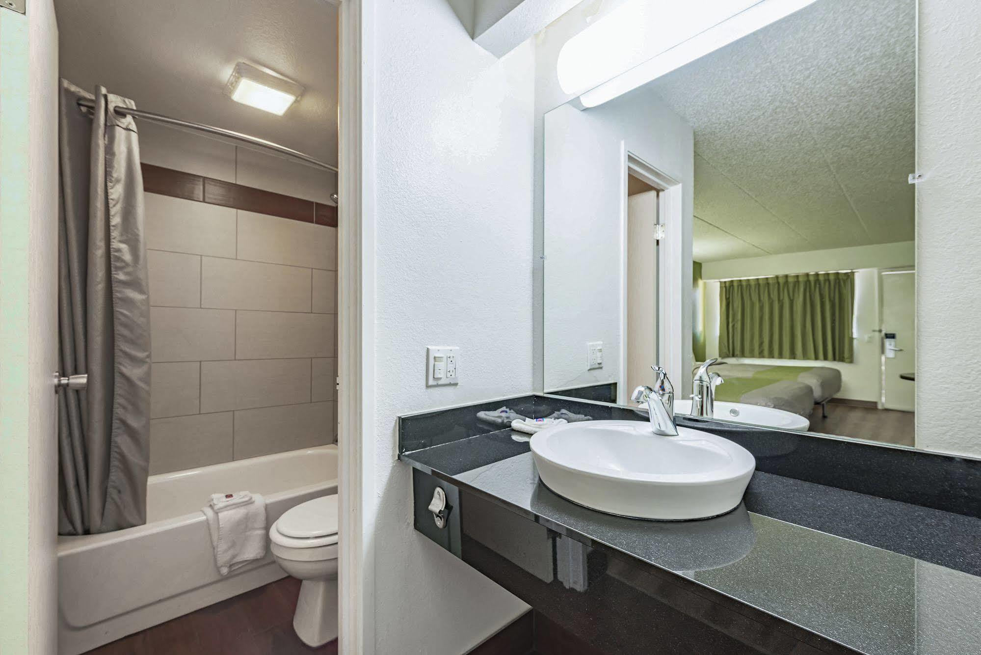 Days Inn By Wyndham Cincinnati I-71 Silverton Eksteriør bilde